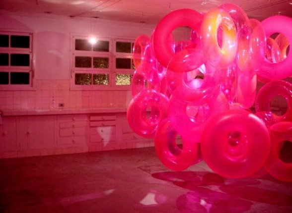 Instalação Croma transforma sala em universo cor-de-rosa