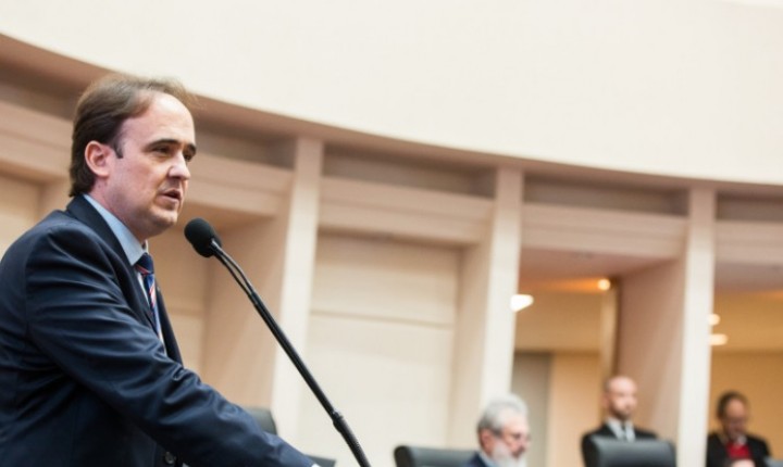 Deputado questiona custo da ampliação da bancada federal