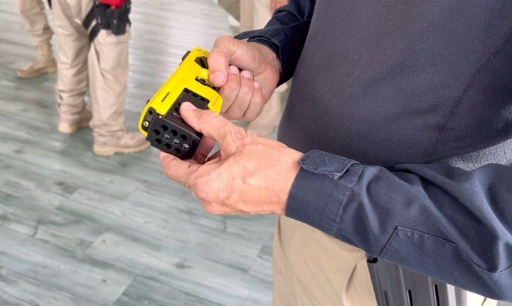 PRF SC moderniza abordagem com arma elétrica de longo alcance