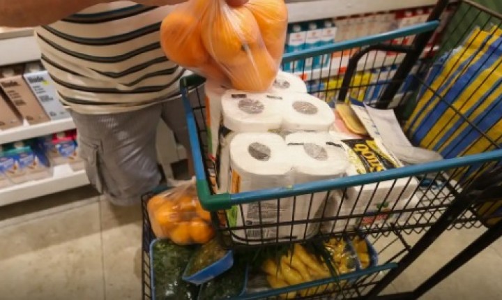 Inflação desacelera com queda nos alimentos