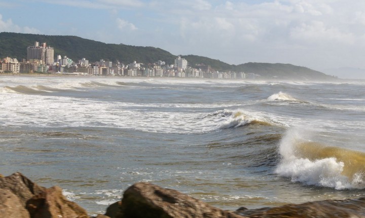 Mar violento, frio intenso e instabilidade em SC