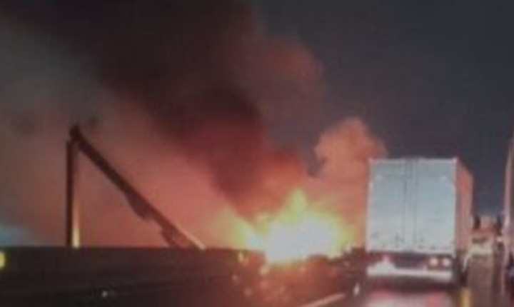 ATUALIZAÇÃO! Caminhão com gás pega fogo e paralisa BR-101