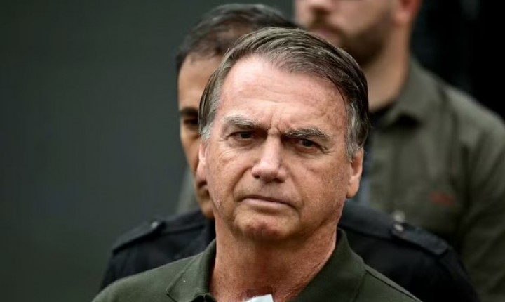 Bolsonaro é preso a pedido da PF
