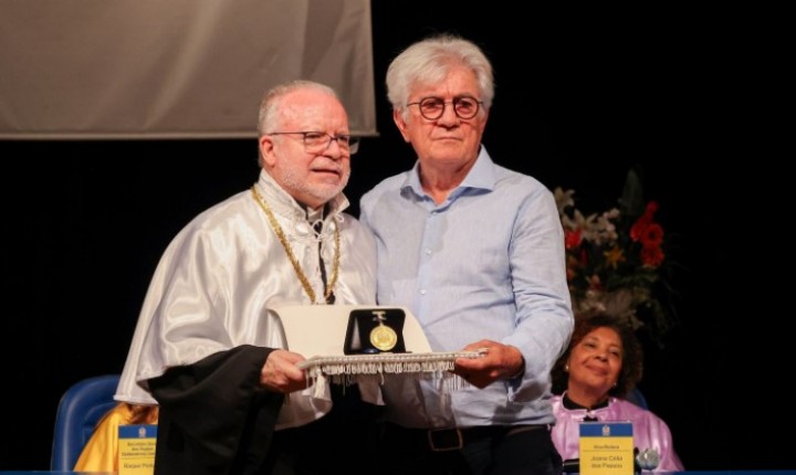 Padre Vilson Groh recebe maior honraria da UFSC