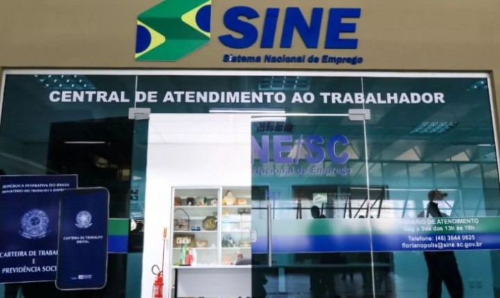SC abre semana com 8,6 mil vagas