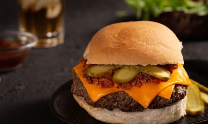 Hambúrguer caseiro irresistível com truques de mestre