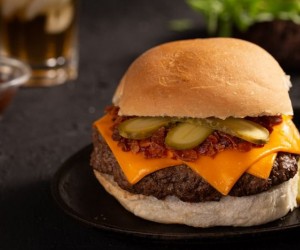 Hambúrguer caseiro irresistível com truques de mestre