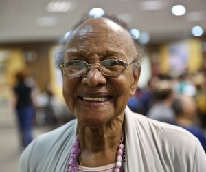Aos quase 90, Dona Adélia costura memórias e lança livro 
