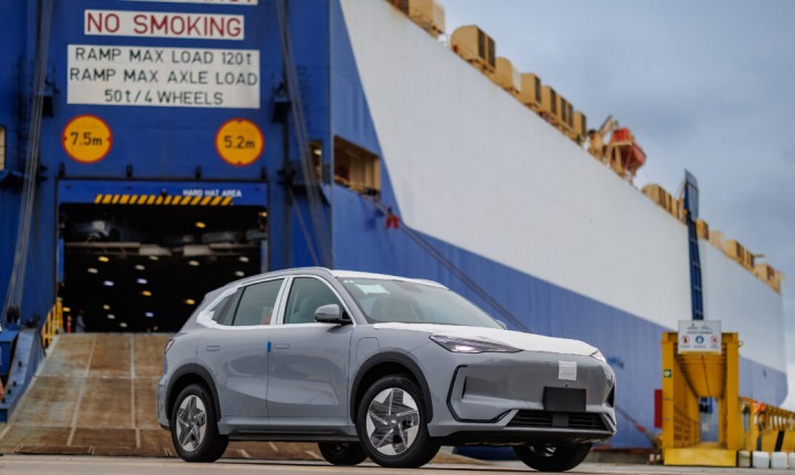 Indústria chinesa exporta carros novos como usados