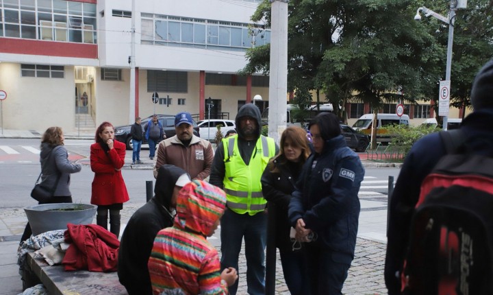 Frio intenso mobiliza força-tarefa nas ruas de Floripa