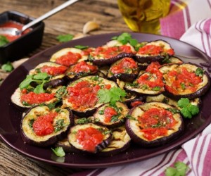 Receita fácil transforma berinjela em bruschetta irresistível