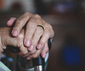 Pele madura exige atenção redobrada para prevenir feridas