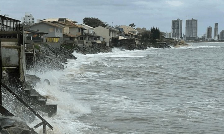 Maré alta mobiliza força-tarefa na orla dos Ingleses