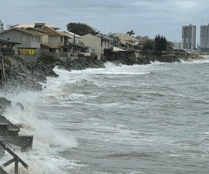 Maré alta mobiliza força-tarefa na orla dos Ingleses