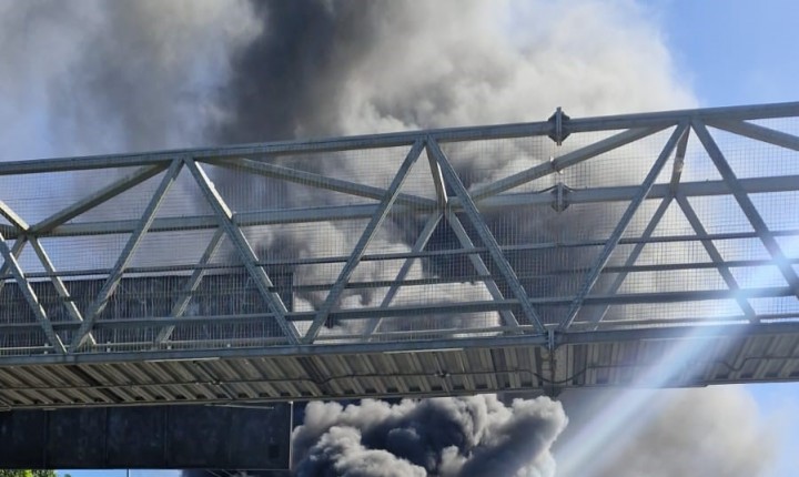 Ônibus em chamas mata motociclista na SC-401