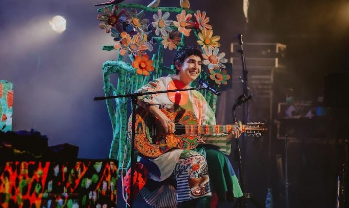 Adriana Calcanhotto emociona público em Floripa 