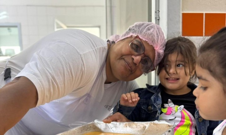 Stela transforma cozinha escolar em espaço de afeto diário