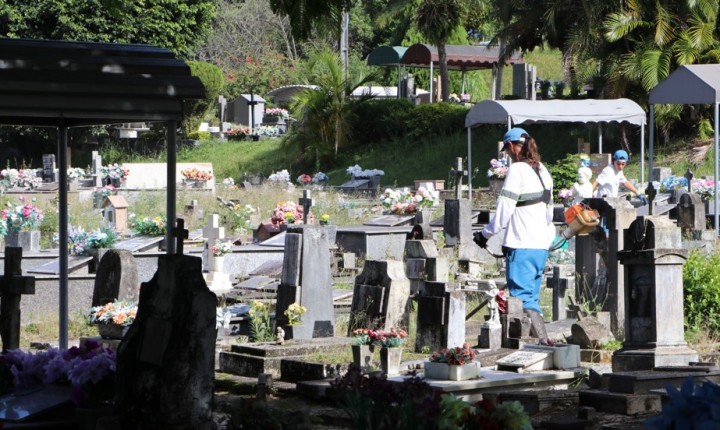 Cemitérios de Floripa recebem público em horário ampliado