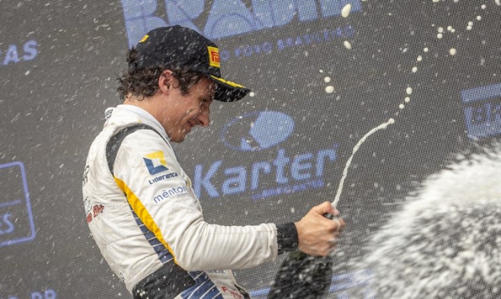 Alfredinho Ibiapina resiste à chuva e segue líder na Nascar