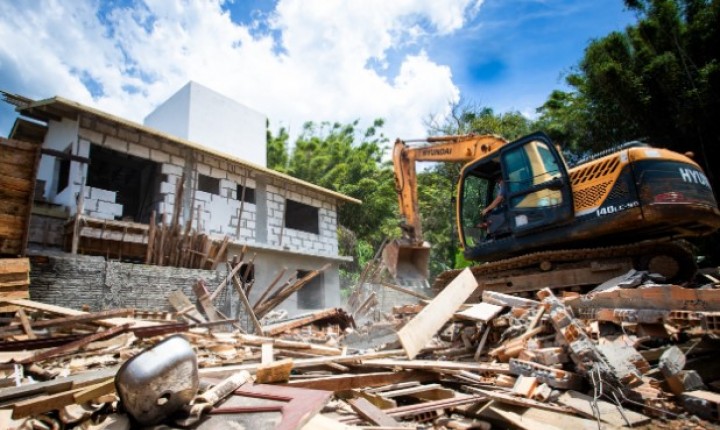 Fiscalização remove novas construções irregulares no Sul da Ilha