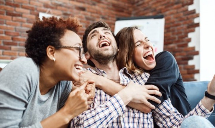 Especialista revela como o riso fortalece a saúde mental
