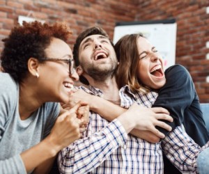 Especialista revela como o riso fortalece a saúde mental