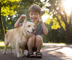 Crianças e pets aprendem juntos a linguagem do afeto