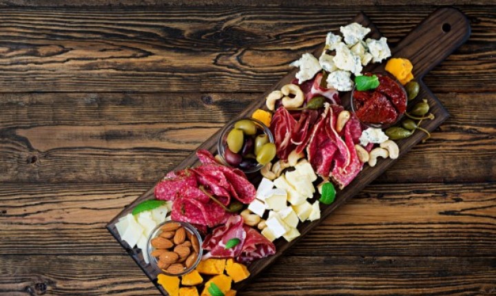 Tábua de frios ganha técnica simples para encantar convidados