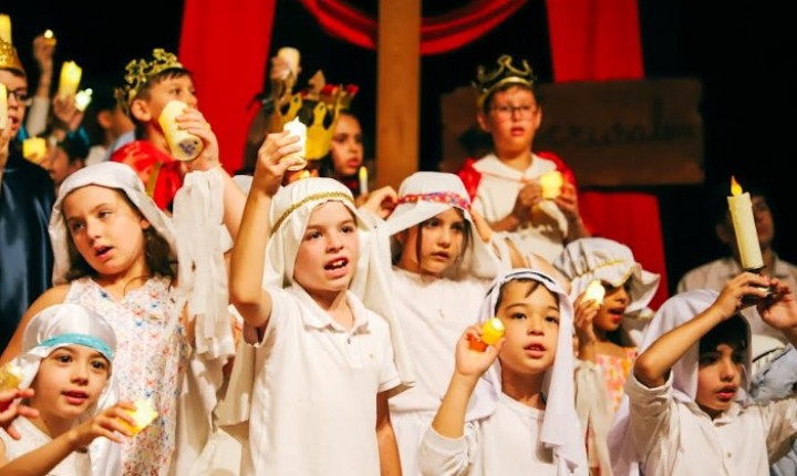 Estudantes levam mensagem do Natal à Beira-Mar Continental