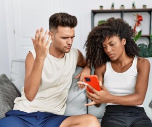 Meu marido não me dá atenção, só fica no celular