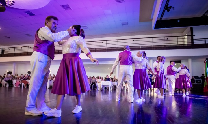 Baile de Natal 60+ anima encontro e fortalece vínculos