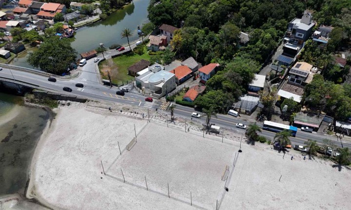 Ação ambiental fortalece restinga na prainha da Barra