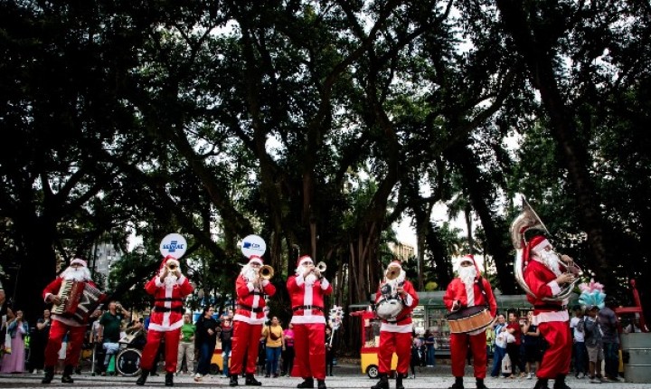 Bandinha do Noel percorre o centro de Florianópolis