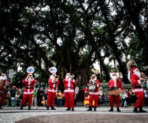 Bandinha do Noel percorre o centro de Florianópolis