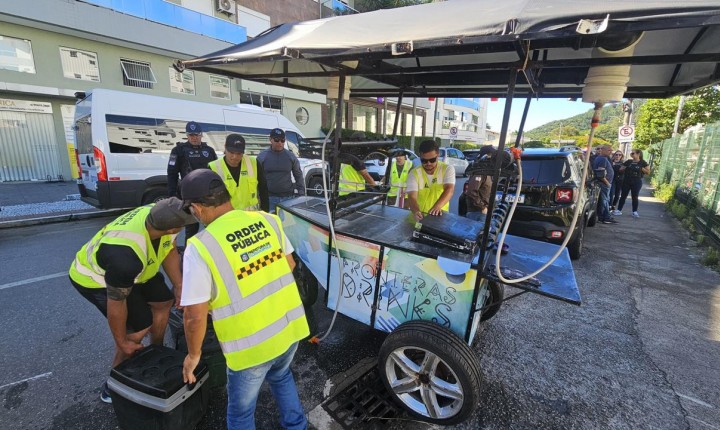 Ação em Canasvieiras retira 40 carrinhos irregulares das praias