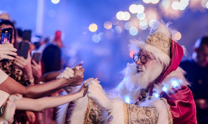 Desfile de Natal leva arte e luzes à Beira-Mar