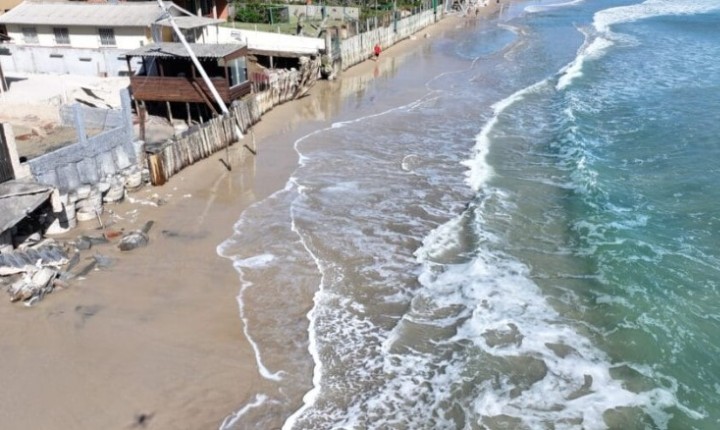 Ação emergencial busca recompor trecho da praia dos Ingleses