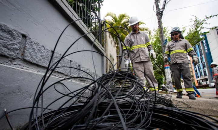 Ações limpa-poste transformam paisagem urbana da capital