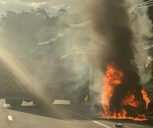 Veículo em chamas causa retenção na SC 401