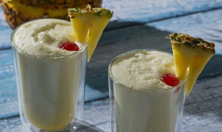 Coquetel tropical com espumante marca o brinde de 2026