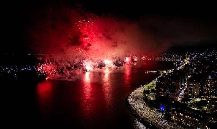 Réveillon reúne mais de 700 mil pessoas, tem fogos silenciosos e espetáculo na Ponte Hercílio Luz