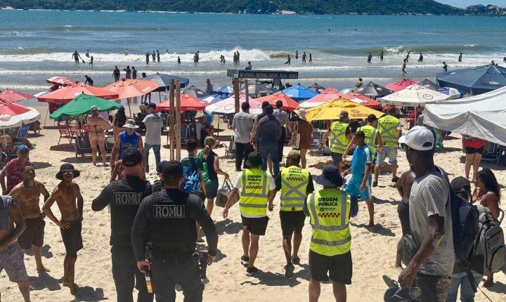Arrastão da Legalidade apreende mais de 500 itens em praia de Floripa