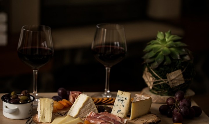 Harmonização criativa reinventa encontros entre queijos e vinhos