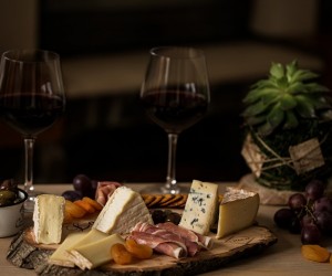 Harmonização criativa reinventa encontros entre queijos e vinhos