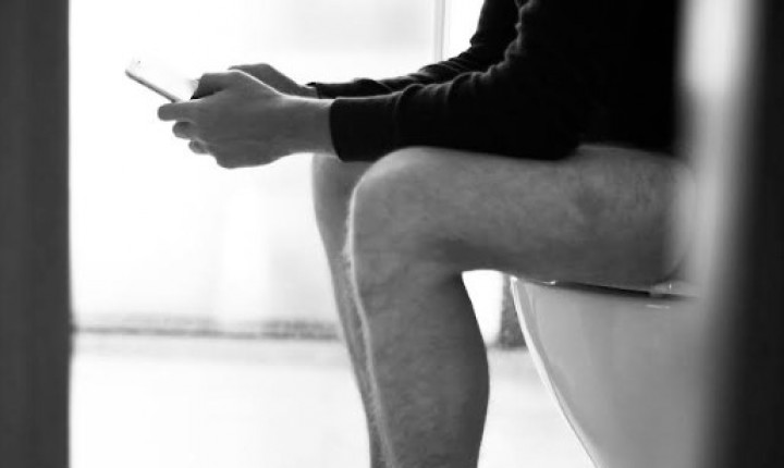 Urinar sentado entra no debate sobre saúde masculina