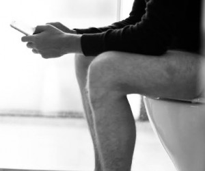 Urinar sentado entra no debate sobre saúde masculina