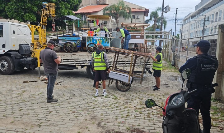 Operação na orla apreende 54 carrinhos em Canasvieiras