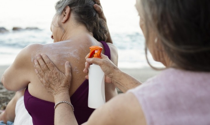  Verão: Como saber quando é a hora de reaplicar o filtro solar na praia?