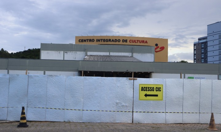 CIC fecha entrada principal e orienta novo acesso