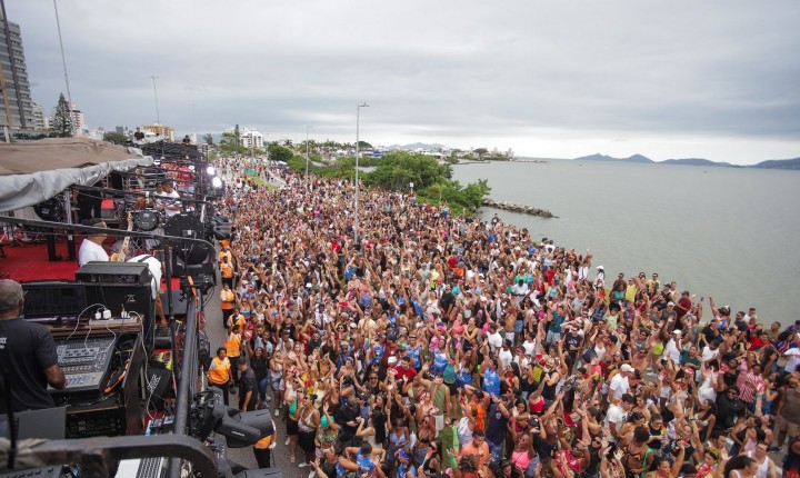 Pré-Carnaval leva multidão à Beira-Mar Continental